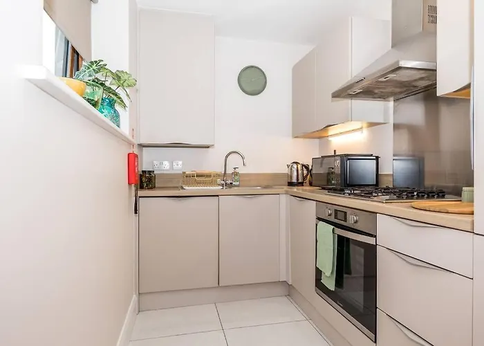2 Bed In אשבורן